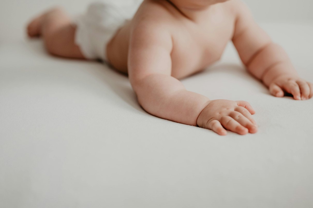 Bébé en mouvement accompagné